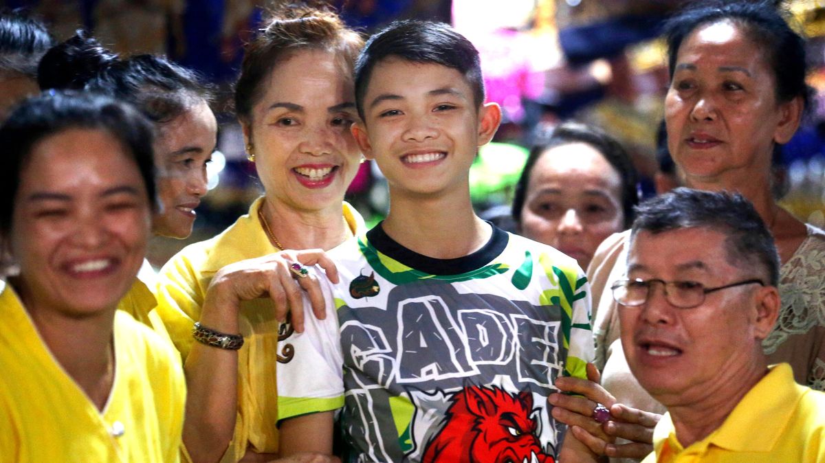Jeden z chlapců zachráněných z thajské jeskyně tragicky zahynul